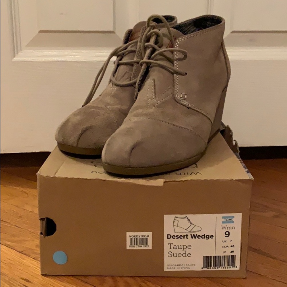 Size 9 women’s desert wedges toms taupe suede